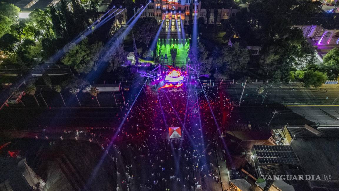 $!Miles de jóvenes asistieron al espectáculo “Ssaltillo electrónico”, el pasado sábado en el cruce del bulevar V. Carranza y avenida Universidad.