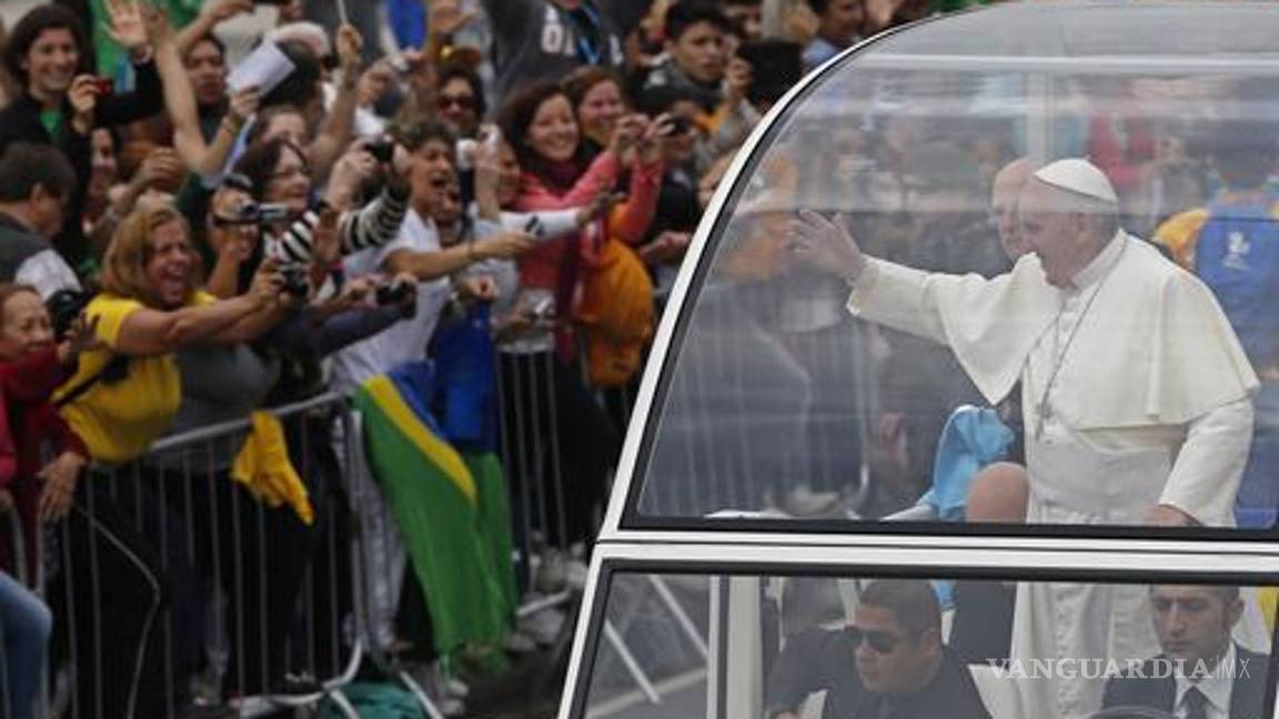 $!El papa Francisco saluda Mientras recorre el paseo marítimo de Copacabana de camino a celebrar la misa de la Jornada Mundial de la Juventud, en Río de Janeiro.