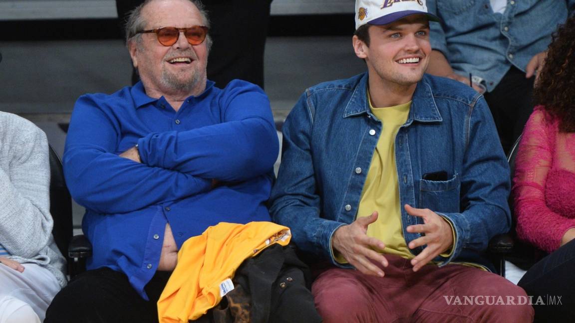 Jack Nicholson saborea una dona y muestra su vientre en el juego de LA Lakers