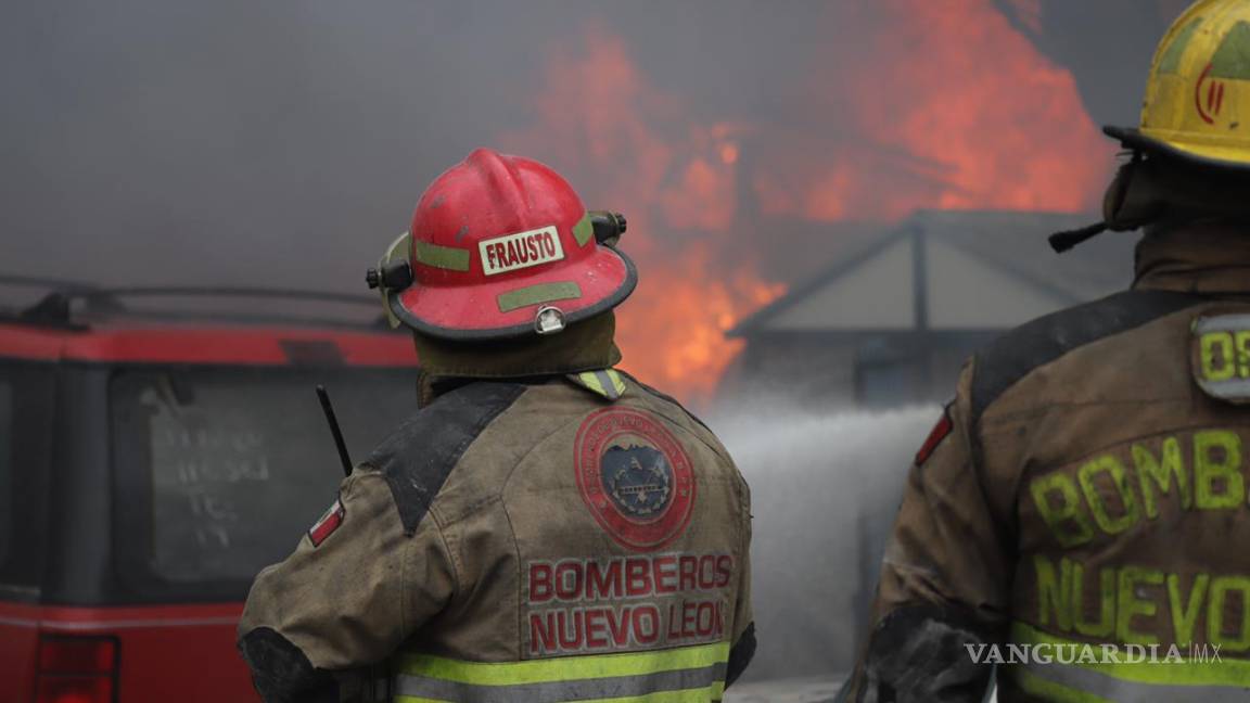 Fuerte incendio en corralón deja pérdidas millonarias, en Nuevo León