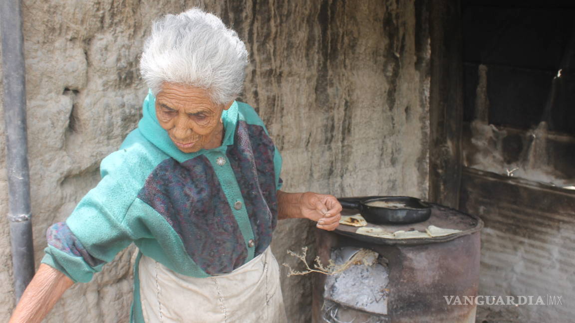 Piden apoyo para doña Juanita, a sus 84 años está en el olvido en su casa de Parras