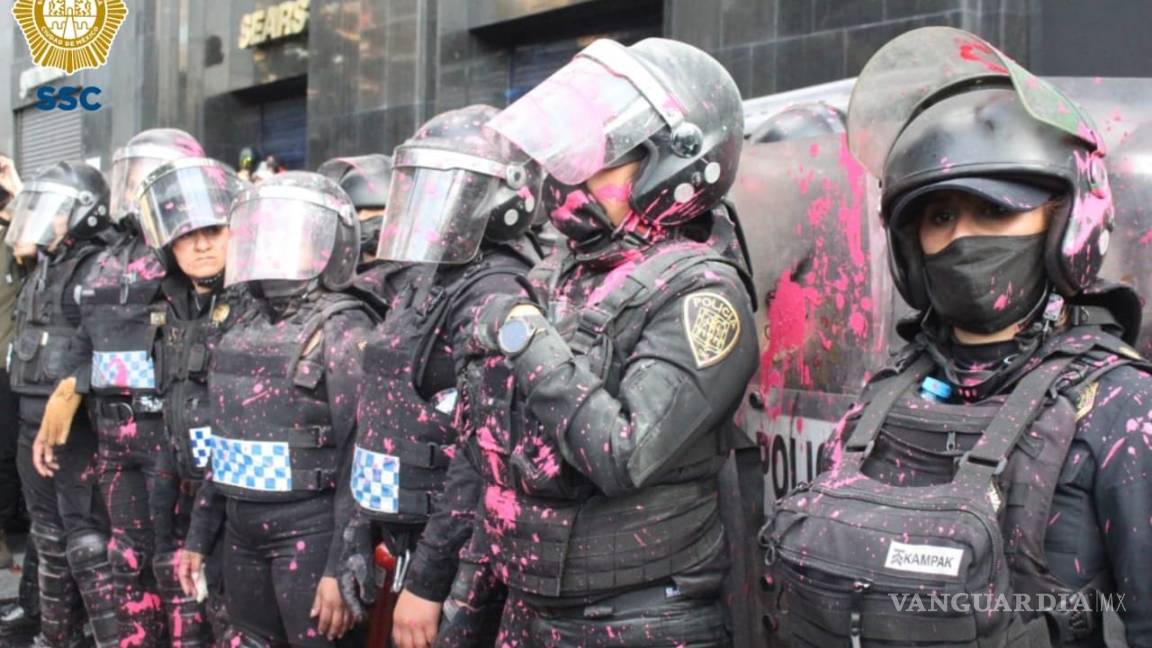 $!Al menos 43 mujeres policías heridas por marcha feminista pro aborto en CDMX