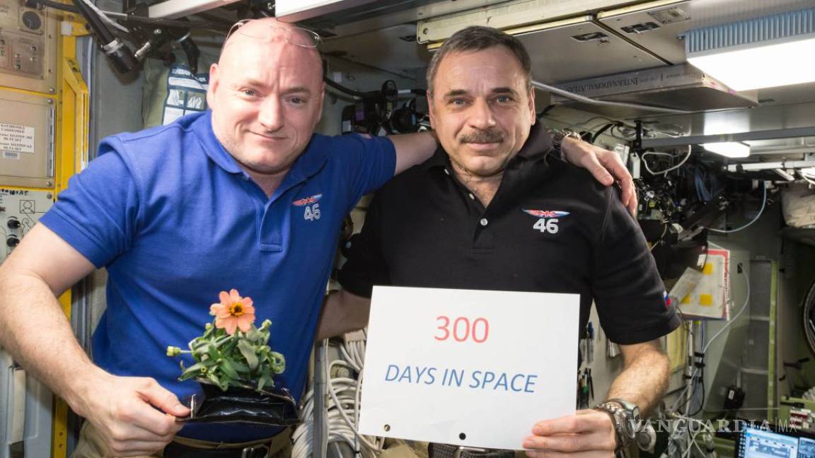 Después de una año en el espacio regresan a la Tierra Scott Kelly y Mikhail Kornienko