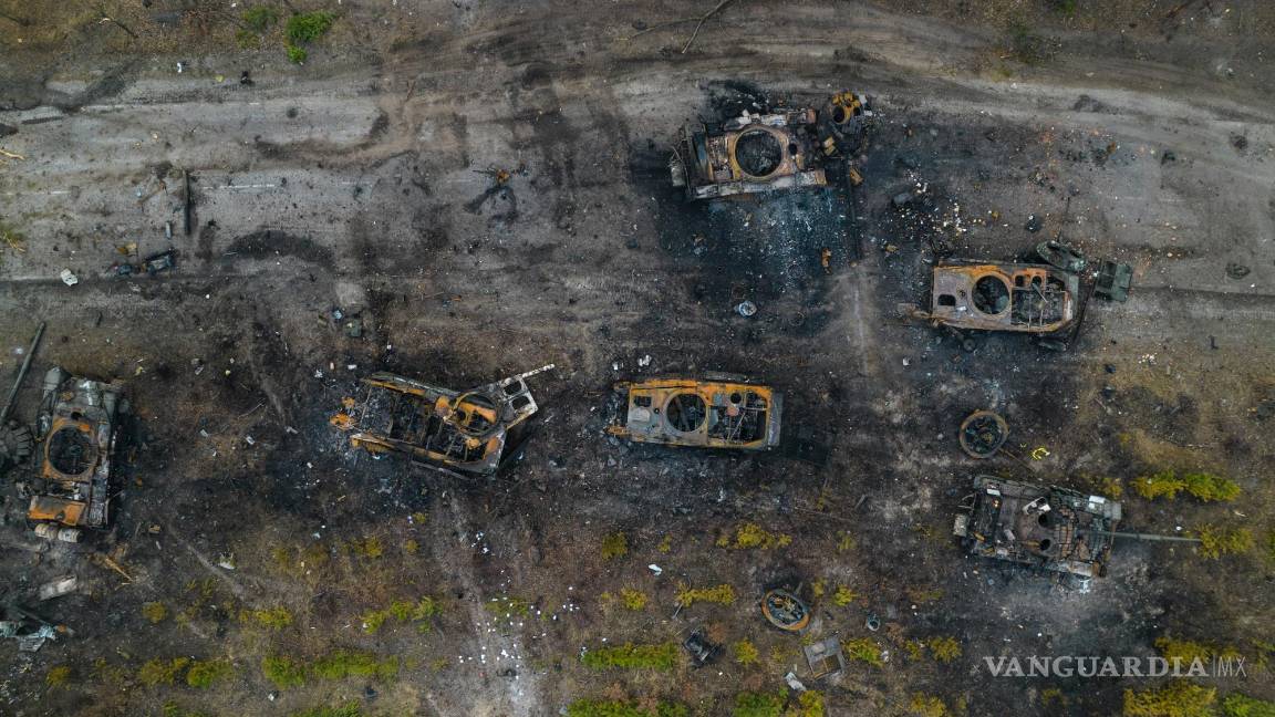 $!Vehículos blindados rusos destruidos, abandonados en las afueras de Kiev, Ucrania, el 31 de marzo de 2022.