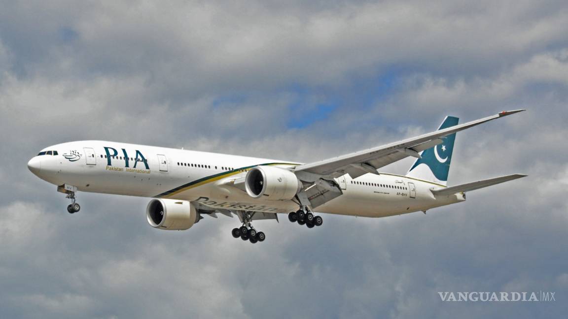 Se estrella avión con más de 40 personas a bordo en Pakistán