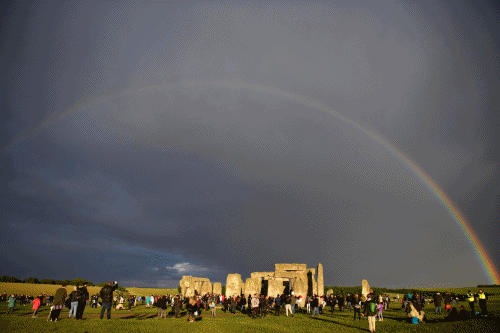$!En Stonehenge se congrega miles de personas para recibir el solsticio de verano