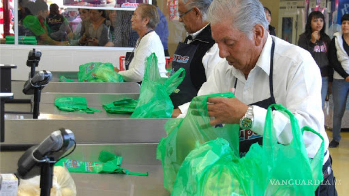 Adultos mayores volverán a trabajar como empacadores en los centros comerciales del Sureste de Coahuila