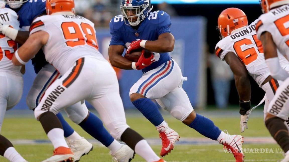 $!¡Alarmas en los Giants! El corredor Saquon Barkley sale lesionado en las prácticas