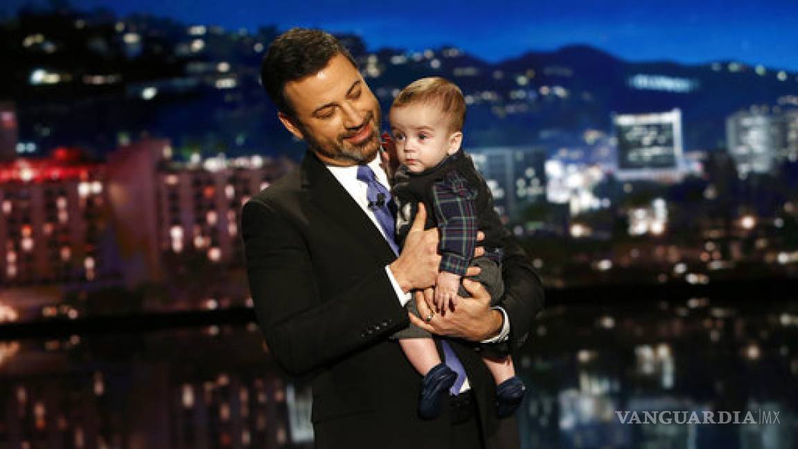 Con su hijo en brazos Jimmy Kimmel pide seguro para niños