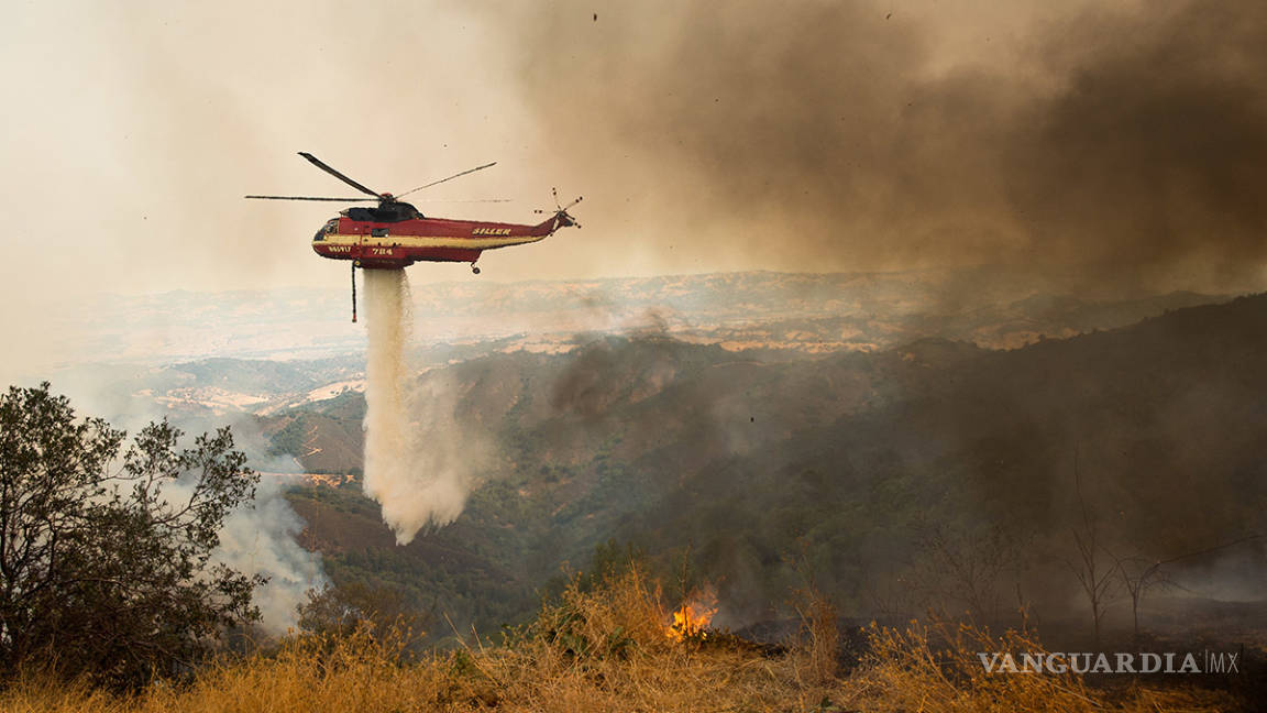 Desalojan a miles por incendio forestal en California