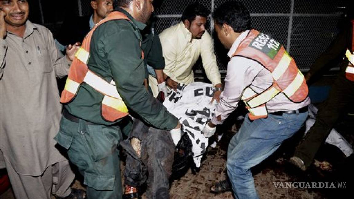 Suman 60 muertos y 300 heridos por atentado suicida en Pakistán
