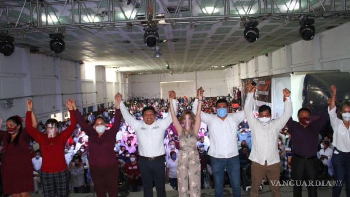 Diputados de Morena arman evento masivo para recolectar firmas, en un salón