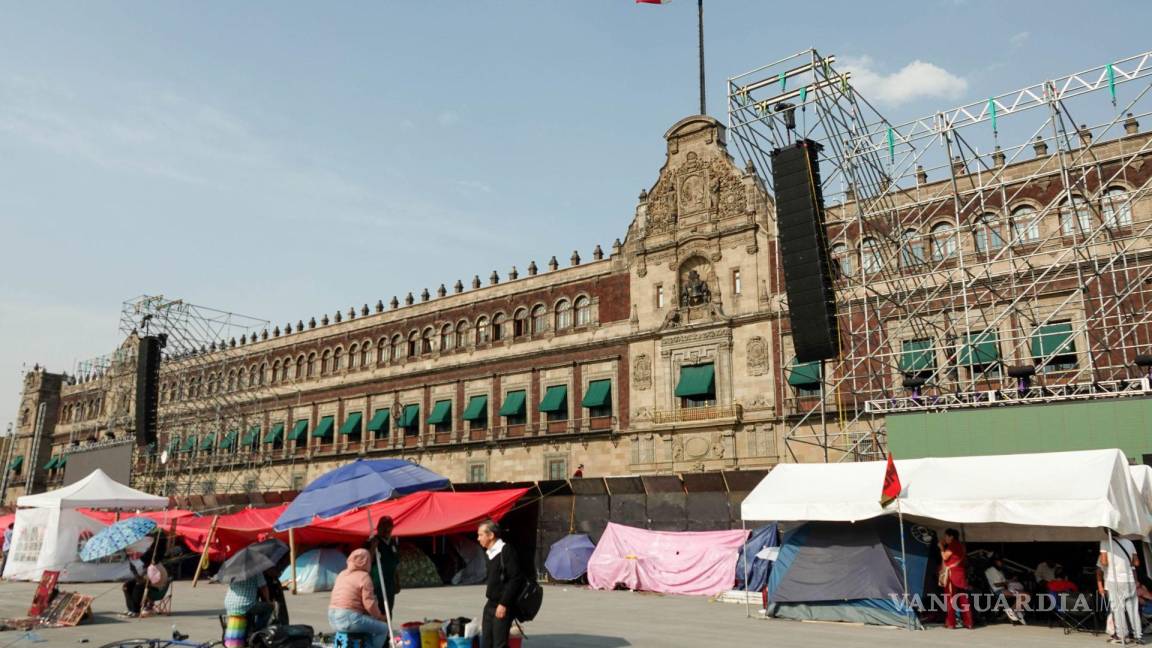 CNTE reubicará plantón para permitir cierre de Sheinbaum... ya hasta quitaron vallas de Palacio Nacional