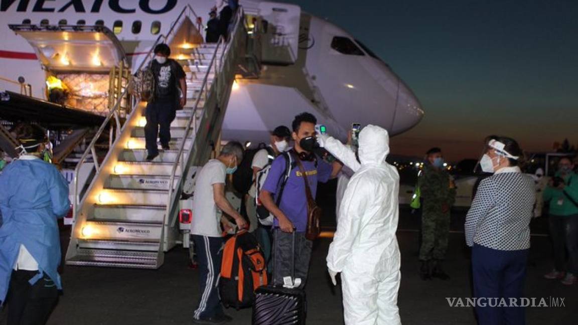 Llega a México vuelo con insumos médicos de China y 54 connacionales varados