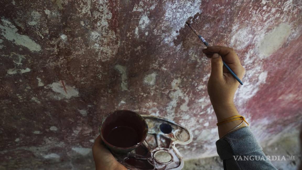 $!Valeria López restaura un mural en el exconvento de Tepoztlán de la década de 1550 en el estado de Morelos, México