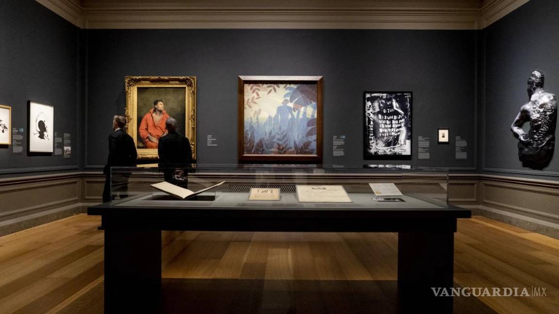 $!La gente observa durante la noche de apertura de la exposición “Historias Afroatlánticas” en la Galería Nacional de Arte en Washington, el 7 de abril de 2022.