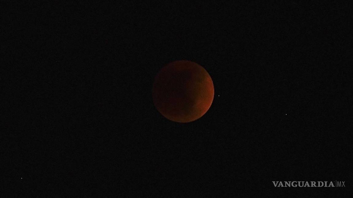 Sorprende Luna de Sangre y eclipse a los saltillenses