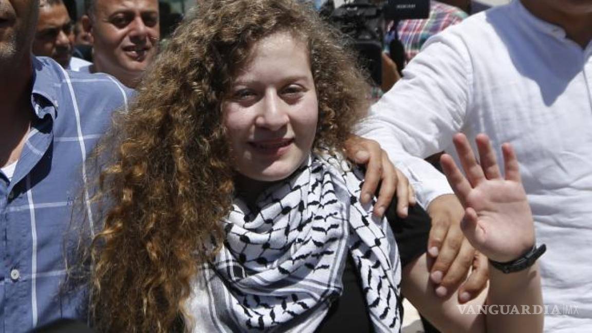 Liberan a adolescente palestina encarcelada por golpear a soldado israelí