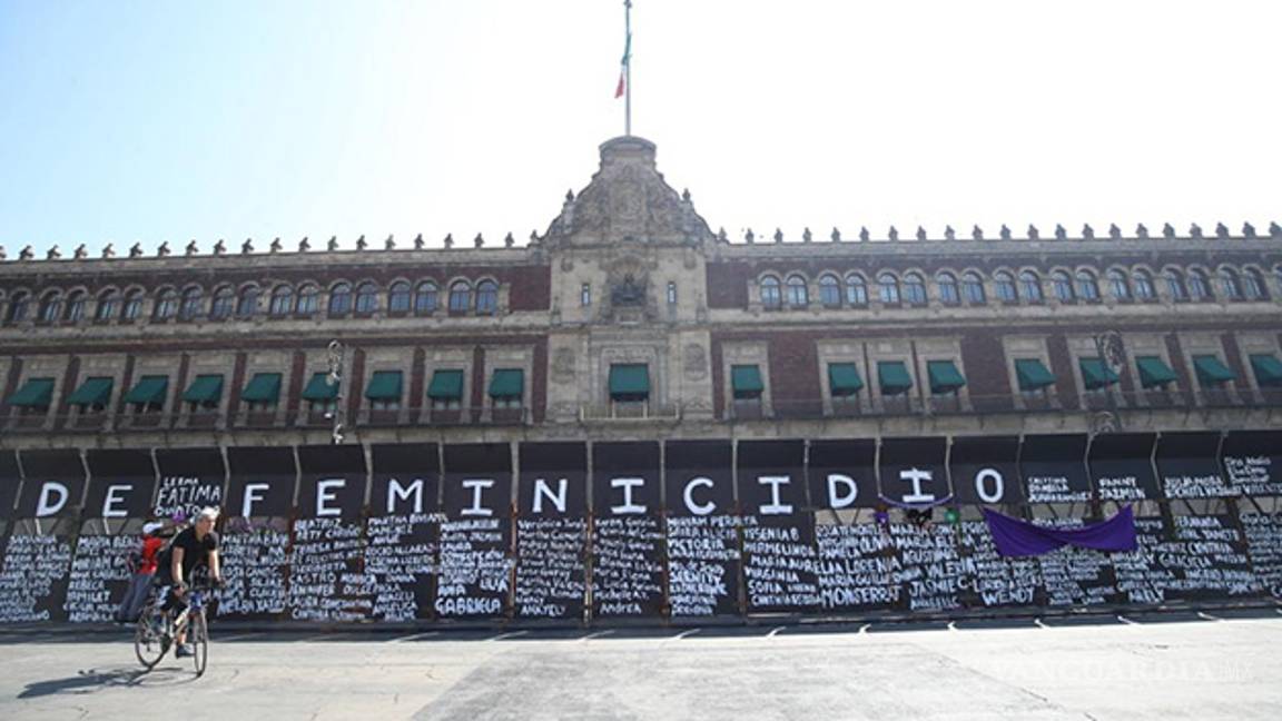 $!‘Muro de la paz’ de AMLO es transformado en memorial de víctimas de feminicidio