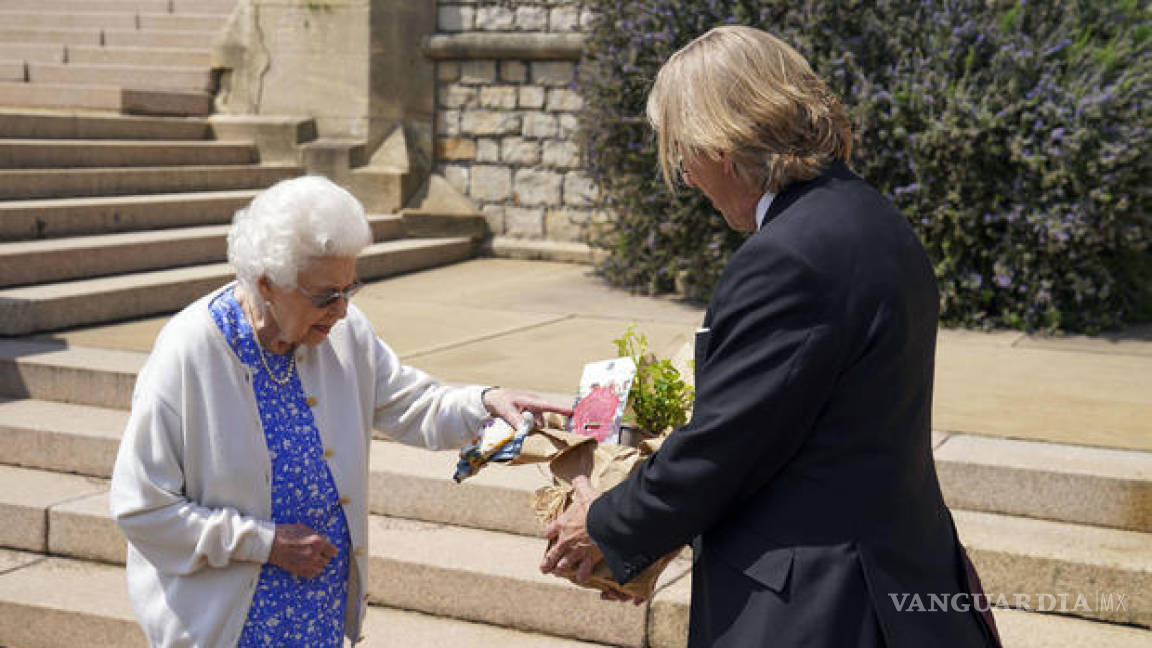Plantado una rosa, así conmemora Isabel II el cumpleaños 100 del Príncipe Felipe