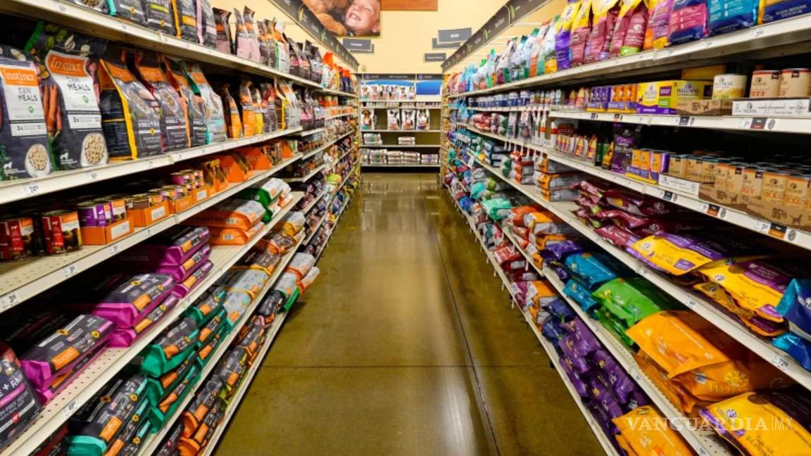 $!Alimento para perros en los estantes de una tienda de mascotas en Westfield, Indiana.