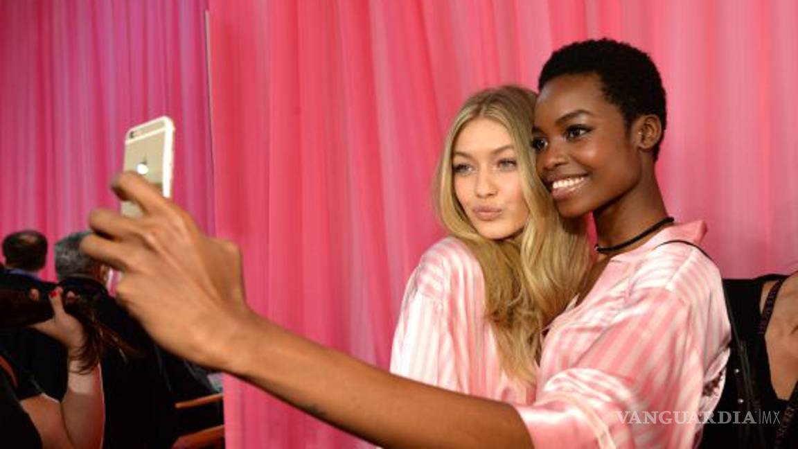 $!Ángeles vestidas de seda en el 'backstage' del desfile de Victoria’s Secret