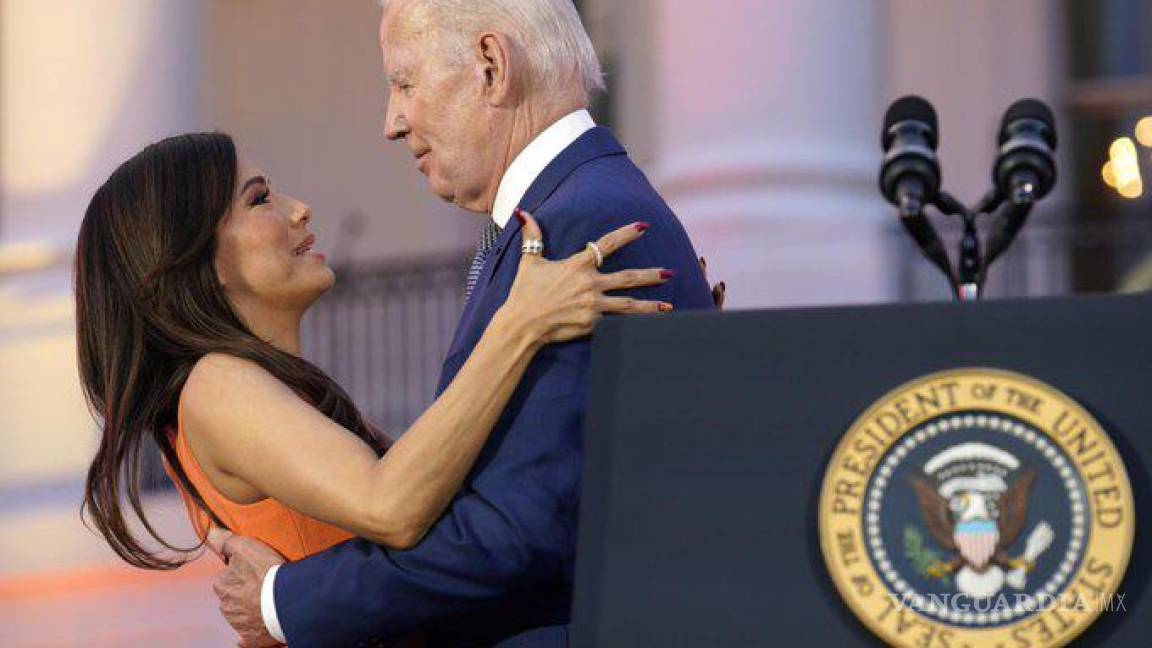 ¿Joe Biden ‘manoseó’ a Eva Longoria?, acusan al presidente de EU de acoso