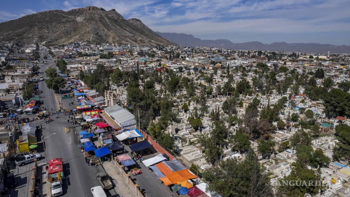 $!La romería no podía faltar en las calles aledañas a los camposantos de la ciudad.