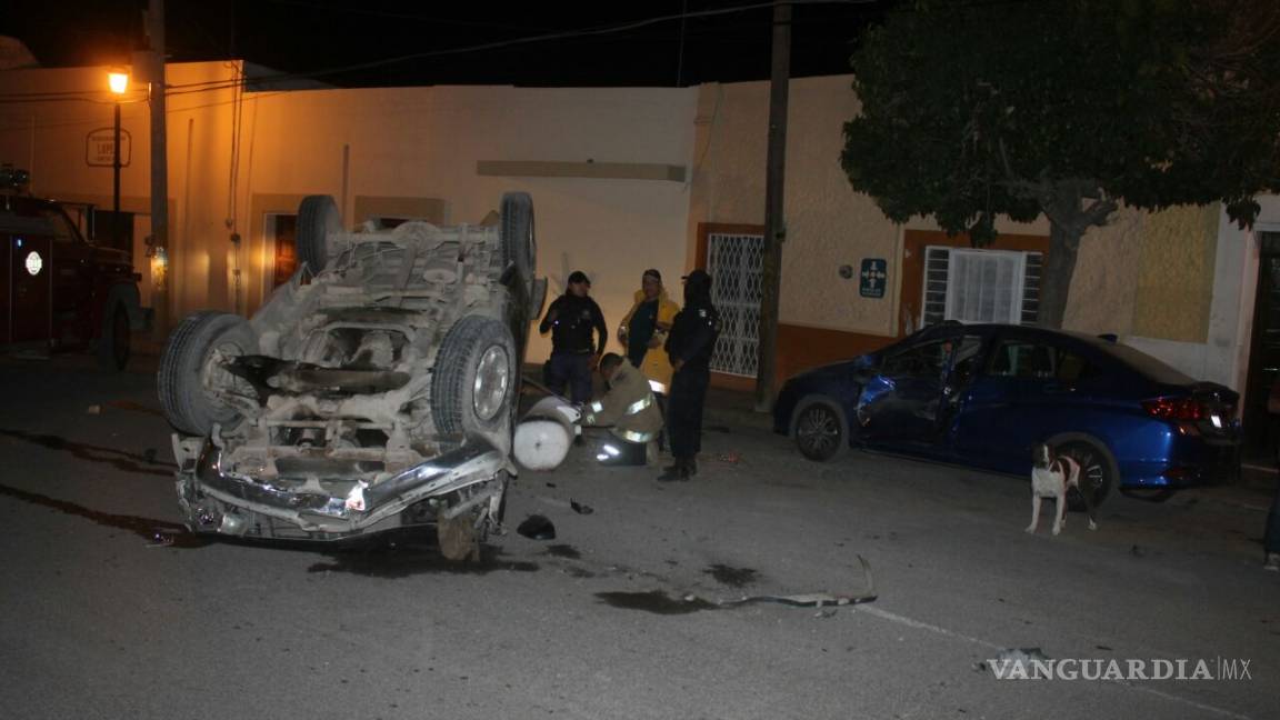 $!Conductor se impacta contra vehículos en Parras... pasan 12 días y no paga daños al afectado