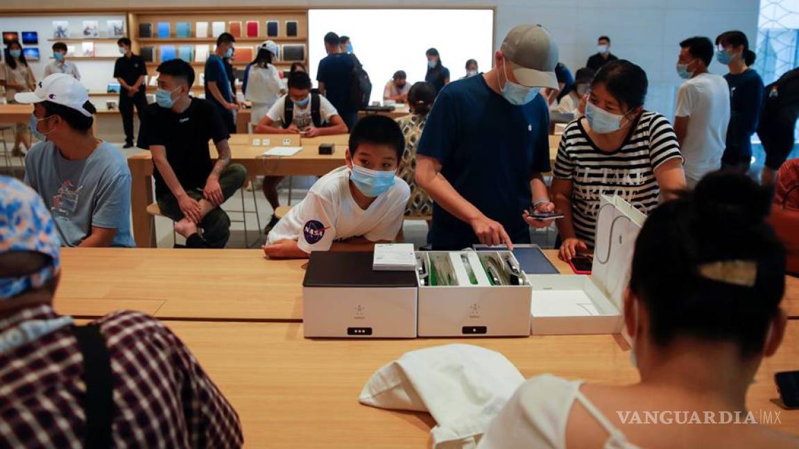 Apple ignora la guerra comercial entre Trump y China, abre en Pekín su tienda más grande de Asia