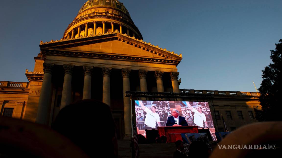 $!Personas escuchan el mensaje del gobernador de Virginia Occidental, Patrick Morrisey, durante una vigilia de Charlie Kirk en el Capitolio del Estado.