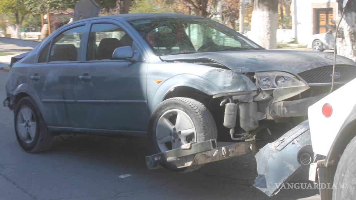 Conductor ebrio choca contra un vehículo estacionado en Parras