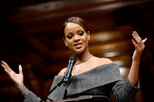 $!"No tienes que ser rico para ayudar a alguien". Harvard homenajea a Rihanna por defender los derechos humanos