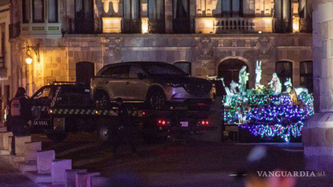 Dejan camioneta con cadáveres frente al árbol navideño de Palacio de Gobierno de Zacatecas
