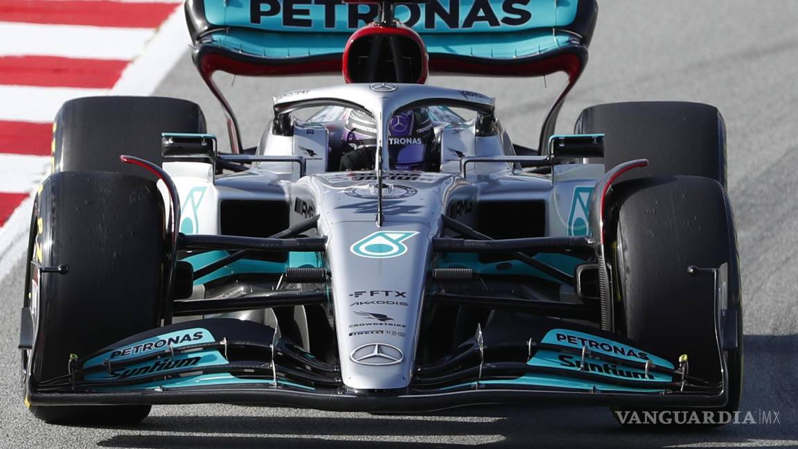 $!Lewis probó su nuevo coche durante las primeras prácticas rumbo a la nueva temporada de la Fórmula 1.