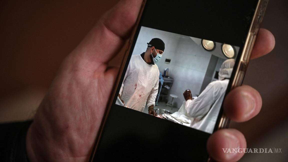 $!El Dr. Samer al-Sheikh muestra fotos en su teléfono de su trabajo quirúrgico en Ucrania, en su casa de Earl’s Court, Londres.