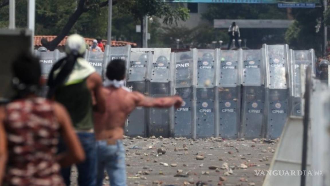 Centenares de venezolanos logran romper bloqueo y cruzan el puente internacional Simón Bolívar para llegar a Colombia
