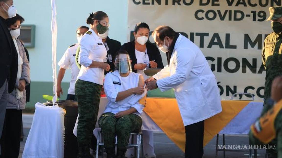 Denuncian presunta aplicación de vacunas a secretarias del IMSS en Torreón