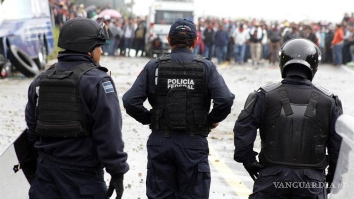 Retienen a dos agentes en bloqueo en Chiapas