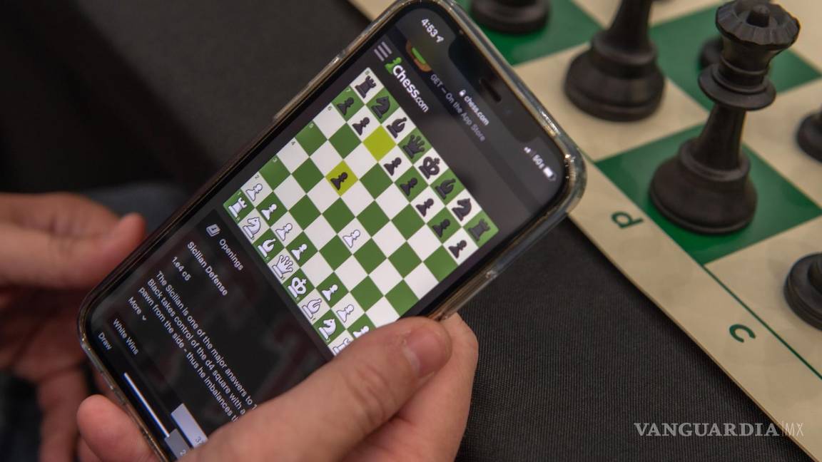 $!Detalle de una aplicación de ajedrez en un teléfono móvil.