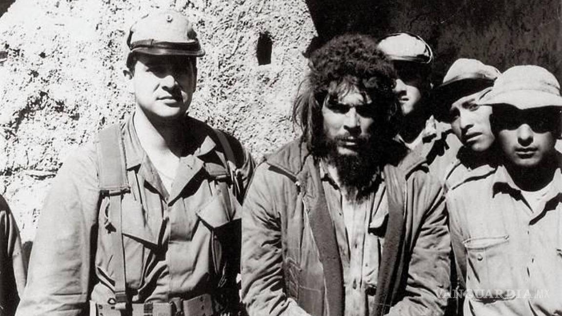 $!Captura de Ernesto ‘Che’ Guevara luego de haber sido herido por fuerzas especiales del gobierno boliviano; eventualmente fue ejecutado.
