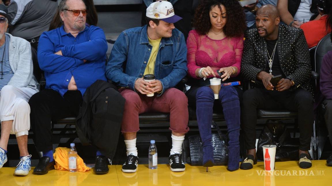 $!Jack Nicholson saborea una dona y muestra su vientre en el juego de LA Lakers