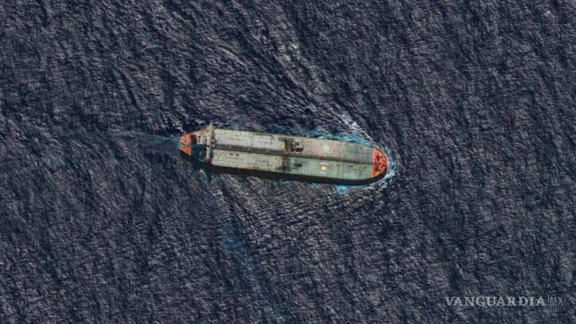 $!El buque petrolero Skipper, que fue tomado por el ejército de Estados Unidos frente a las costas de Venezuela, navega en dirección al norte de Guadalupe.