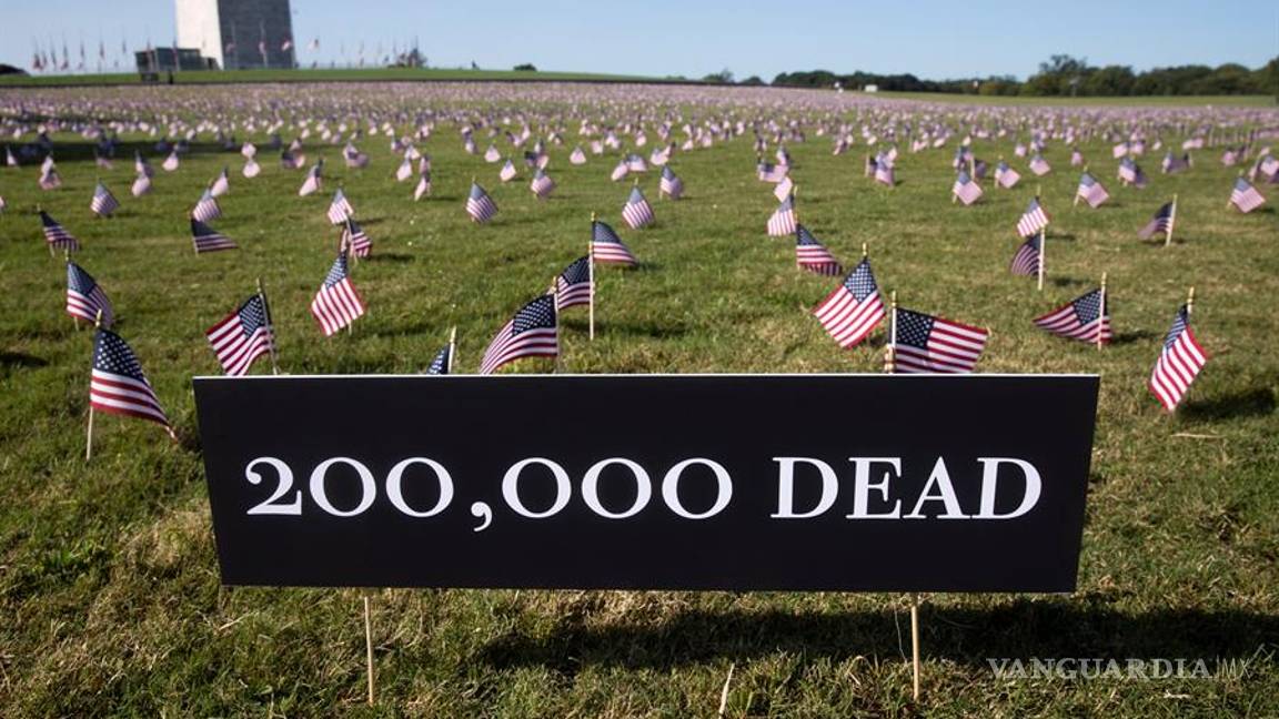 $!Miles de banderas de EU lloran a las 200 mil personas muertas por COVID-19 (fotogalería)