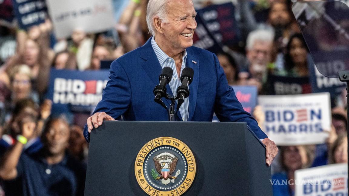 $!El presidente estadounidense Joe Biden reacciona ante la bienvenida de la multitud en un evento de campaña en Raleigh, Carolina del Norte.