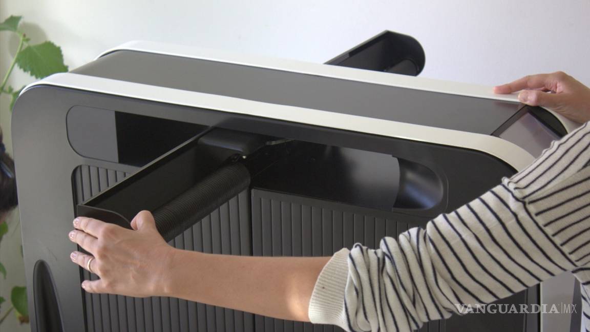 $!“Effie”es capaz de secar y planchar hasta 12 prendas diferentes a la vez