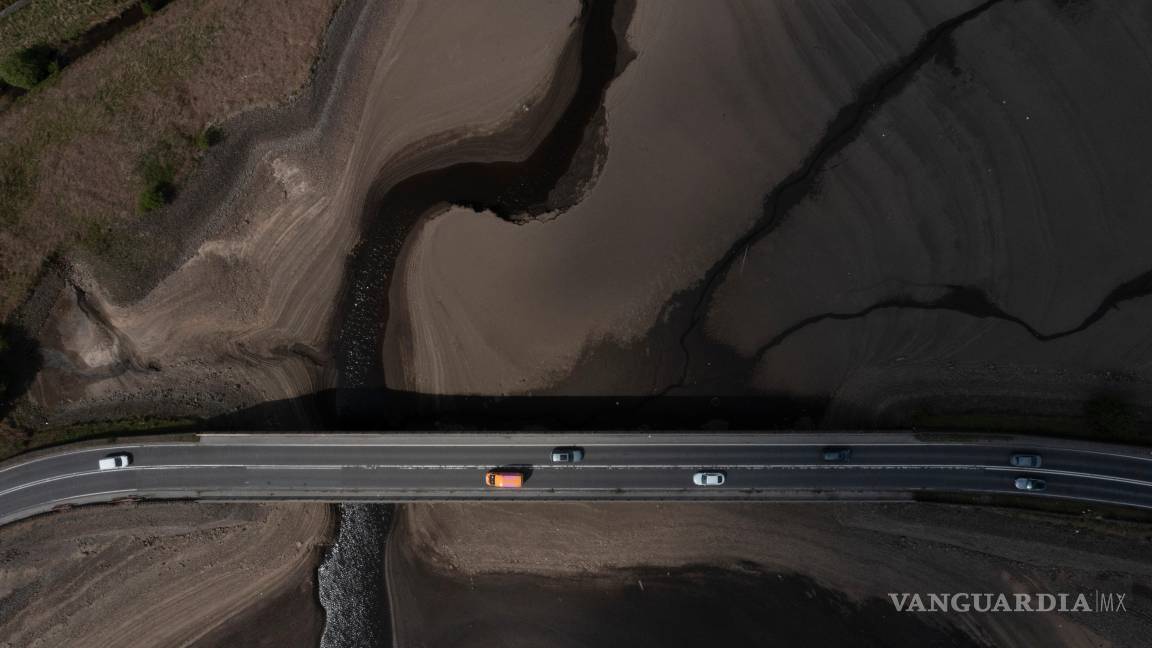 $!El tráfico cruza un puente en el embalse de Woodhead, en Derbyshire, mientras Inglaterra sufre una sequía en Woodhead, Inglaterra, el 19 de mayo de 2025.