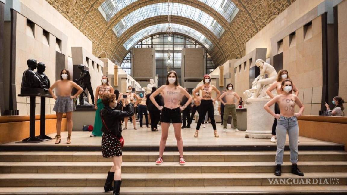 'La obscenidad está en tus ojos', Femen protesta porque negaron acceso a mujer por su escote a museo