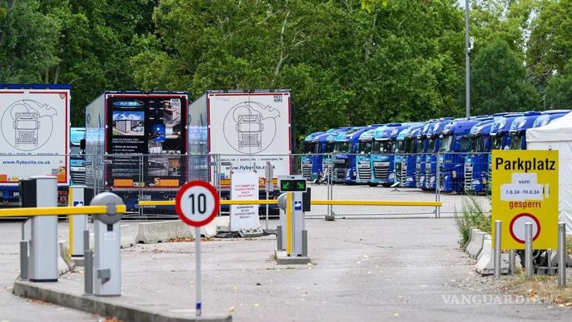 $!Camiones estacionados en el estadio Ernst Happel después de que se cancelaran los tres conciertos de Taylor Swift debido al riesgo de un ataque, en Viena.