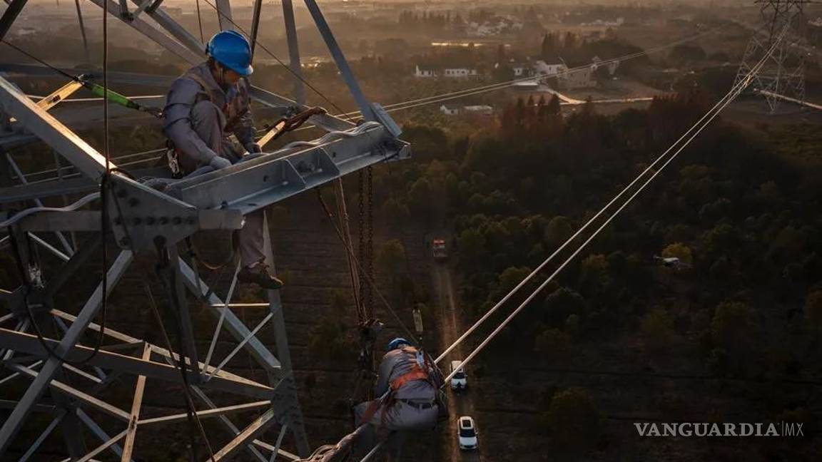 $!Trabajadores chinos en una obra.